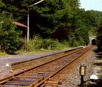 Direkt am Tunnel gelegen: Haltepunkt J�gerhaus - im Vordergrund die Abzweigung des Ladegleises der ehemaligen Saarwerke, 1. H�lfte der 1980iger Jahre.