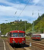 
798 752-2 der Kasbachtalbahn (Eigentümer ist die EVG - Eifelbahn Verkehrsgesellschaft mbH) am 02.09.2012 bei der Einfahrt in den Bahnhof Linz am Rhein.  
Rechts steht mit laufendem Motor 798 760-5 (ex DB VT98 9752) der EVG, eigentlich aber 796 760-7. 
Der Schienenbus 798 752-2 (ex DB VT98 9752) wurde 1960 bei WMD in Donauwörth unter der Fabriknummer 1292 gebaut, die Ausmusterung bei der DB erfolgte 1991 und er ging an die DKB - Dürener Kreisbahn als VT 209, 1993 an die FzS / SVG Stuttgart als VT 101, 2004 zur BBG Stauden, Staudenbahn bis er 2007 zur EVG kam.

Der Schienenbus 798 760-5 (ex DB VT98 9760), eigentlich aber 796 760-7 da er in diese BR umgebaut ist,  wurde 1960 bei WMD in Donauwörth unter der Fabriknummer 1230 gebaut, 1988 erfolgte der Umbau in 796 760-7, die Ausmusterung bei der DB erfolgte am 30.11.1995 im BW Siegen (hier war er 1994 und 95), von 1997 bis 2006 war er als VT 1 bei EBG - Eisenbahn-Betriebs-Gesellschaft im Einsatz, 2006 und 7 bei der WAB Westfälische Almetalbahn, Altenbeken, 2007 bis 9 bei WEMEG Westmecklenburgische Eisenbahngesellschaft als 796 760-7, 2009 kam er dann zur EVG.