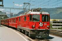 Ge 4/4 II Nr. 611 (erste Lok der Serie, Baujahr 1973) vor einem Schnellzug Chur-St. Moritz, am 14. Mai 2006 in Thusis aufgenommen. Die Lok ist kurz zuvor umfassend modernisiert worden (F�hrerstand, Stromrichter, Parkstellung etc.) und zeigt sich auch �usserlich aufgefrischt mit neuen Rechteckscheinwerfern und gl�nzendem  Anti-Graffiti -Anstrich. Allerdings ist die Beschriftung noch nach dem alten Schema ausgef�hrt, alle nachfolgend modernisierten Loks kommen im neuen Erscheinungsbild, als erste die Lok 625.