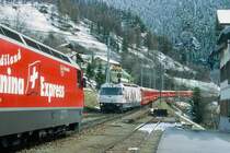 RhB Schnellzug 544 von St.Moritz nach Chur am 11.04.1998 Einfahrt Filisur mit E-Lok Ge 4/4III 649 - B 2441 - AB 1568 - AB 1565 - A 1264 - A 1239 - B 2496 - B 2357 - B 2347 - D 4226 - Z 96. Hinweis: gescanntes Dia
