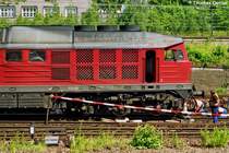 Ludmilla auf Abwegen! - Das fast schon wieder eingegleiste Drehgestell. Die Lok wird mittels 2 Hydraulikzylindern am Puffertr�ger angehoben. Die Hydraulikzylinder sitzen auf einem quer zur Schiene verschiebbaren Schlitten, welcher die Lok St�ck f�r St�ck wieder in ihre vorgesehene Position schiebt.