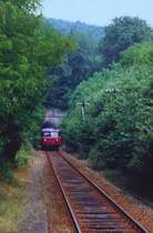 Schienenbus am S�dportal des Hasselborner Tunnels - vom Haltpunkt J�gerhaus aus gesehen, 1. H�lfte der 1980iger Jahre.
