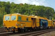 Plasser und Theurer Universalstopfmaschine (Nivellier-, Hebe-, Richt- und Stopfmaschinen) Unimat 09-475/4S (Schweres Nebenfahrzeug Nr. 99 80 9424 001-2) der DGU - Deutsche Gleisbau Union (Koblenz), abgestellt am 22.09.2012 in Betzdorf/Sieg. Sie ist eine kombinierte Gleis- u. Weichenstopfmaschine und wurde 2011 unter der Fabriknummer 1358 gebaut, das Eigengewichtbetr�gt 122,6 t, die H�chstgeschwindigkeit bei Eigenfahrt betr�gt 100 km/h,  die zugelassene Streckenklasse ist D 4.