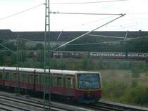 Hier zu sehen sind zwei S-Bahnen. Die hintere f�hrt auf der Strecke Bornholmer Stra�e - Wollankstra�e, die vordere auf der Strecke Bornholmer Stra�e - Pankow. 16.7.2006