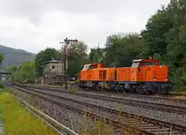 Bei Regen - Ein Lokzug der KSW (Kreisbahn Siegen-Wittgenstein), bestehend aus Lok 41 (MaK DE 1002) und Lok 44 (Mak G 1700 BB), kommt am 26.09.2012 aus Richtung Burbach und hat gerade das Stellwerk Herdorf Ost (Ho) passiert und f�hrt weiter in Richtung Betzdorf/Sieg.