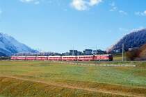 RhB Schnellzug 544 von St.Moritz nach Chur am 20.10.1998 zwischen Celerina und Samedan mit E-Lok Ge 4/4III 642 - B 2435 - A 1237 - A 1233 - B 2345 - B 2355 - B 2339 - D 4226. Hinweis: gescanntes Dia
