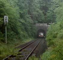 (2/3) Schienenbus Richtung Wetzlar bei der Ausfahrt aus dem Hasselborner Tunnel, 1. H�lfte der 1980iger Jahre.