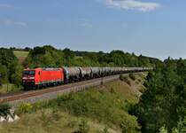 185 002 mit einem Kesselzug am 23.08.2012 unterwegs bei Laaber.