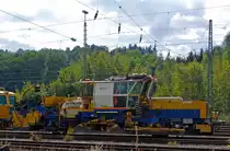 Plasser & Theurer Schnellschotterplaniermaschine SSP 110 SW  (Schweres Nebenfahrzeug Nr. 97 16 46 509 18-4) der DGU - Deutsche Gleisbau Union (Koblenz), abgestellt am 22.09.2012 in Betzdorf/Sieg. Techn. Daten:  Gesamtl�nge �ber Puffer 17.500 mm  >  Anzahl der Achsen 2  >  Gewicht 44.000 kg  >  Max. Eigenfahrgeschwindigkeit 100 km/h   >  Leistung 400 kW  (Deutz BF8M 1015C Motor)  >  Spurma� 1.435mm  >  zugelassen f�r Streckenklasse D4 oder h�her. 