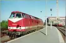 Die 229 102-9 in Berlin Hauptbahnhof, (heute Ostbahnhof). 
Richtung Stadtbahn hing damals noch keine Fahrleitung, nur die S-Bahn fuhr elektrisch.
7. April 1994/gescanntes Negativ