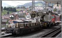 Die HGe 4/4 II 106  San Gottardo  wartet mit dem Kirow Schienenkran in Disentis auf die Abfahrt Richtung Oberalppass. Zuerst muss der GlacierExpress 908 im Hintergrund noch abgewartet werden. (25.09.2012)