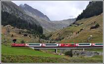 GlacierExpress 907 mit HGe 4/4 II 108 �berquert das Val Mor� in Rueras. (25.09.2012)
