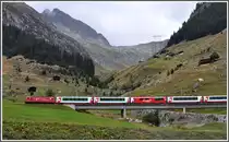 GlacierExpress 907 mit HGe 4/4 II 108 �berquert das Val Mor� in Rueras. (25.09.2012)