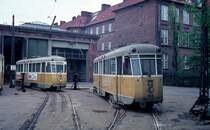 K�benhavn / Kopenhagen KS 702 + 705 Sundby remise (Betriebsbahnhof Sundby) am 27 Mai 1969. - Die beiden Grossraumtriebwagen geh�rten zu der Serie 701 - 708, die von 1949 bis 1952 von den Kopenhagener Strassenbahnen gebaut wurde. Alle Wagen der Serie wurden 1967 nach schweren Bremsfehlern ausgemustert. Nachdem man aufgegeben hatte, die Bremsen auszubessern, wurden die Wagen 702 bis 708 verschrottet. - Der Tw 701 befindet sich heute in der Sammlung des D�nischen Strassenbahnmuseums. 
