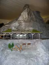 Modellbahn der Urner Eisenbahn Amateure am Depot Erstfeld, 1.10.2011. Hier wachsen die Berge nicht in den Himmel, aber immerhin bis unter die Decke.