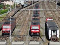 Vom Baustellen-Aussichtsturm hat man einen sch�nen �berblick �ber die in Erstfeld abgestellten 185er, vorne 185 006 und 185 113. 1.10.2011.