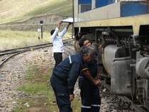 PeruRail : w�hrend die Lokmannschaft sich um die Maschine k�mmert, bringt der Kellner ein Tablett mit dem Mittagessen auf weisser Tischdecke !!! PeruRail 752 La Raya - 25/04/2007