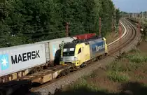 ES42 U2 007 begegnet einen G�terzug auf dem Weg in Richtung Bremen. Aufgenommen am 14.7.2012 in der N�he von Wulsdorf.