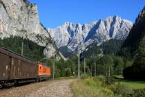 Gl�ck kann man leider nicht immer haben :
Am 17.08.12 verbrachte ich einen Tag im Ges�use und Nachmittags habe ich mich im ehemaligen Bahnhof Ges�use Eingang positioniert.
Leider kam an diesem Fotopunkt kein Zug von vorne, jedoch zwei von hinten.
Einer der beiden ist ein h-Wagen Ganzzug gezogen von der Locon 189 921.