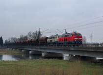 217 021 + 217 0xx mit einem G�terzug am 26.03.2008 bei der �berquerung der Isar in Plattling.