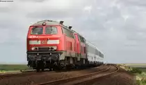 218 381-2 und 369-7 mit dem IC 2072/RE 2072  Sylter Strand  (Dresden Hbf-Westerland(Sylt)) am Ende des Hindenburgdamms 7.8.12