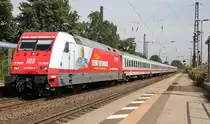 Das  Kleeblatt  oder 101 081-8 mit Cewe Fotobuch-Werbung und IC beim passieren der Station Recklinghausen S�d. Aufgenommen am 28.06.2012.
