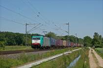 E 186 225 (Railtraxx) zieht einen Containerzug aus Frankfurt-H�chst bei Eddersheim in Richtung Genk/B. 26.05.12