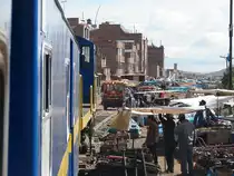 PeruRail 659 ( Alco/MLW DL560D von 1974 ) k�mpft sich durch den Strassenmarkt von Juliaca mit der Draisine voranfahrend - 25/04/2007