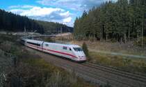 Ein ICE 1 durchf�hrt am 28.09.2012 den Frankenwald zwischen Steinbach am Wald und Ludwigsstadt. 