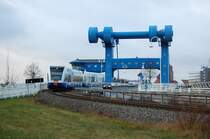 UBB 29419 Z�ssow - Swinoujscie Centrum bef�hrt am 29.12.2011 die Wolgaster Hubbr�cke und wird gleich am Hp. Wolgaster F�hre halten