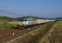 Die leider arg verunstaltete 120 Tonnen schwere und 4200 kW starke Gleichstromlok 655 272 der FS Cargo war am Morgen des 10.09. mit einem Containerzug in Richtung Grosseto unterwegs, bildlich festgehalten in Gavorrano.  