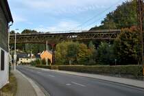 Der Zahn der Zeit nagt am 1897 erbauten Rabensteiner Viadukt. Bis 1950 gab es regelm��igen Zugverkehr von Limbach �ber K�ndler nach Gr�na , weiter nach W�stenbrand. 1950 in einen Panoramaweg umgewidmet harrt es nun der dringenden Sanierung ! 29.09.2012  gegen 08:38 Uhr aufgenommen. 