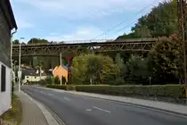 Der Zahn der Zeit nagt am 1897 erbauten Rabensteiner Viadukt. Bis 1950 gab es regelm��igen Zugverkehr von Limbach �ber K�ndler nach Gr�na , weiter nach W�stenbrand. 1950 in einen Panoramaweg umgewidmet harrt es nun der dringenden Sanierung ! 29.09.2012  gegen 08:38 Uhr aufgenommen. 