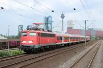 110 493-0 mit dem RE 10450 von D�sseldorf nach Aachen in D�sseldorf-Hamm am 09.07.12
