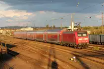 Die 146 022 mit dem RE1 von Aachen hier grad bei der Ankunft in Paderborn am Freitag Abend den 28/09/2012.