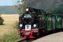 Nachdem ein kurzes Nicken des Fotografen und ein Zeigen auf die Kamera dem Lokf�hrer signalisierte , nur Fotografieren , beschleunigt 99 4011- 5  wieder deutlich h�rbar, denn hinter dem Haltepunkt Posewald steigt die Strecke wieder an.
28.08.2012  15:55 Uhr 