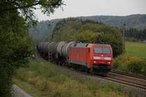 152 155-8 vor dem t�glich verkehrenden Kesselbomber GC 60911 Duisburg Ruhrort Hafen - Gro�korbetha im  Himmlreich  bei Altenbeken, 29.09.2012.