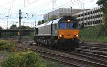 Die Class 66 DE6307 rangiert in Aachen-West am Abend des 27.9.2012.