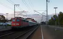 115 114-1 fuhr am 29.09.2012 mit dem IC 2330 von Norddeich Mole nach K�ln, hier in Leer. Hinten am Zug h�ngt defekt die wieder rote 101 013-1.