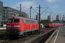 Die ICE-Schlepplok 218 830-8 steht im Stuttgarter Hbf, w�hrend 143 106 ihren RE aus dem Bahnhof schiebt. (26.09.12)