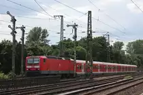 143 045 mit einer S6 Garnitur bei der Einfahrt in den D�sseldorfer Abstellbahnhof.
Aufgenommen am 10.6.12 in D�sseldorf-Oberbilk.
