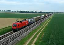 1016 033 + 1116 250 am KGAG 43933 (Wenzel-KLV) von Neuss Gbf nach Kalsdorf am 05.05.2012 unterwegs bei Stephansposching. 
