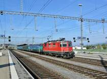 Ersatz IC 10765 bei Durchfahrt in Pf�ffikon SZ. Anstelle des ICN verkehrte heute eine Ersatzkomposition bestehend aus der Re 4/4 II 11228, 3 B EWII und einem A EWI, 05.10.2012.