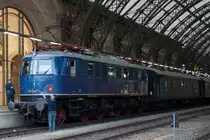 Zuverl�ssige Technik: Per Hand wird aus einem Spitzenlicht ein Schlu�licht. E18 047 unterst�tzt die jetzt vorrausfahrende 03 1010 am Sonderzug nach Naumburg. 06.10.2012