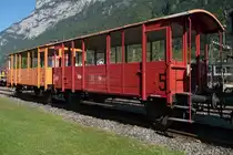 Aus einem G�terwagen umgebaut, der Aussichtswagen #5 im Depot Erstfeld, 1.10.2011 