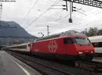Re 460 033-4 am 29.9.2012 in Arth-Goldau als IR 2163 nach Locarno. Zum 7-teiligen Stammzug wurden dem Zug noch 4 Zusatzwagen in Form eines Zusatzmoduls mitgegeben. Da aber im Stammzug 5 der 7 Wagen nicht Pendelzugf�hig sind, wurde der EW-IV-Steuerwagen als normaler Wagen mitgef�hrt.
