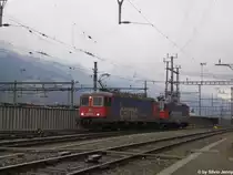 Am 29.9.2012 hingen die Wolken tief im Urner Reusstal, gut so, so kommt das Cargo-farbene Re10-P��rchen bestehend aus den Re 620 075-2 ''Gelterkinden'' und Re 420 346-9 in Erstfeld besser zur Geltung.