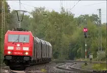 Recht z�gig  kommt die 185 394-4 mit einem Coilzug am Haken daher. Der Regen 
wird unterdessen wieder st�rker ,und man sieht die Gichtfahne am Stromabnehmer.
Aktuell vom 6.10.2012 bei Eschweiler (Kr.Aachen) auf der KBS 480.