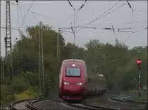 Bei Nieselregen unterwegs nach Aachen ist dieser Thalys.Hier zu sehen bei der 
Durchfahrt in Eschweiler (Kr.Aachen) auf der KBS 480.Aktuelles Bild vom 6.10.2012.
