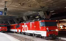 Nachtschw�rmereien - Die zb  (Zentralbahn) HGe 4/4 - 101 965-2  ist am 29.09.2012 (4:40 Uhr) mit einem Zug der zb im Bahnhof Luzern abgestellt. Die HGe 4/4 101 ist eine schmalspurige (1.000 mm) gemischte Zahnrad- und Adh�sions-Lokomotive, die Techn.Daten sind: 
Die Dauerleistung betr�gt 1.875 kW, die H�chstgeschwindigkeit betr�gt bei Adh�sion 100 km/h mit Zahnrad 40 km/h, das Zahnradsystem ist Riggenbach, die Lok wiegt 63 t und hat eine L�nge von 14,8 m �ber Puffer.